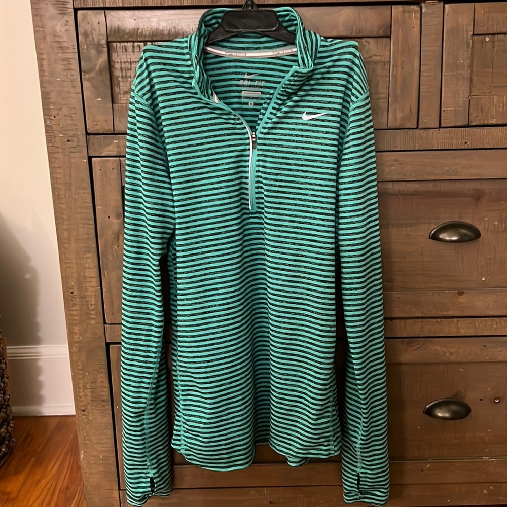 EUC Women’s Nike Dri-Fit Half zip pullover size small